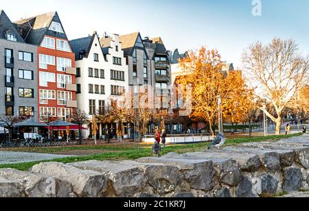 Eine Reihe von malerischen Häusern an der Rheinpromenade in Köln, Deutschland Stockfoto