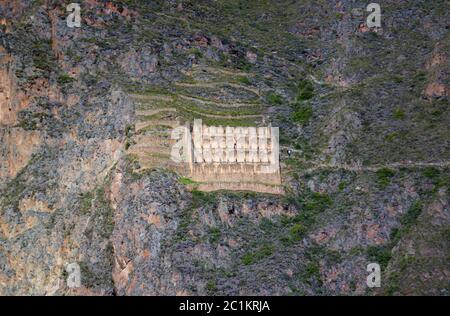 Pinkuylluna, Inka-Lagerhäuser in Ollantaytambo archäologische Stätte, Cuzco, Peru Stockfoto