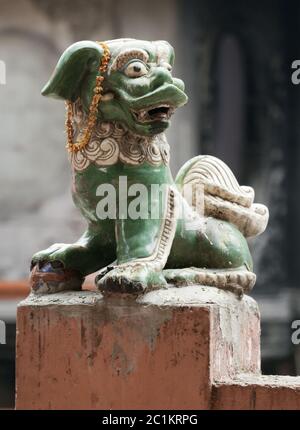 Chinesische Löwe am Eingang eines Tempels Stockfoto