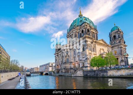 Blauer schöner Himmel mit Blick auf den Berliner Dom in Berlin, Deutschland Stockfoto