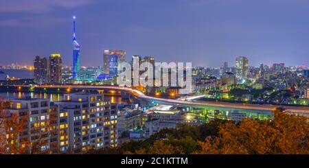 Panoramablick auf die Skyline von Hakata bei Nacht in Fukuoka, Japan Stockfoto