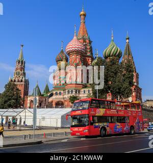 Moskau - 4. September 2018: Roter Touristendoppeldecker-Bus vor dem Hintergrund des heiligen Basilius Stockfoto