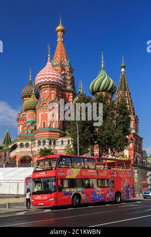 Moskau - 4. September 2018: Roter Touristendoppeldecker-Bus vor dem Hintergrund des heiligen Basilius Stockfoto