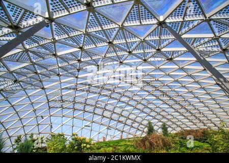 Moskau - 4. September 2018: Unter der Glaskuppel des Amphitheaters im Zaryadye Park in Moskau Stockfoto