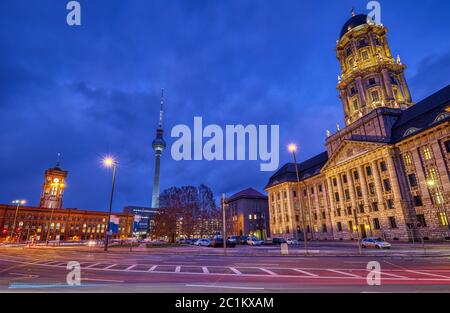 Die molkenmarkt in Berlin mit dem Altes Stadthaus, das Rathaus und Fernsehturm bei Nacht Stockfoto