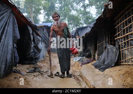 Ein Rohingya-alter Mann geht durch das Lager im Flüchtlingslager Kutupalong, Bangladesch, Dienstag, 03. Oktober 2017. Stockfoto