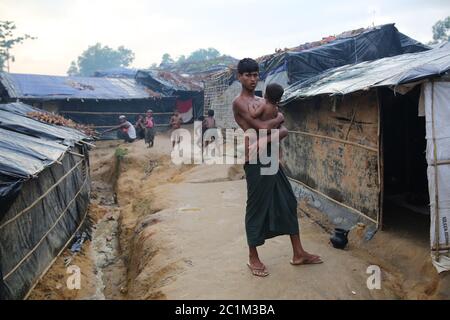 Ein Rohingya-Mann steht mit seinem Sohn im Lager des Flüchtlingslagers Kutupalong, Bangladesch, Dienstag, 03. Oktober 2017. Stockfoto