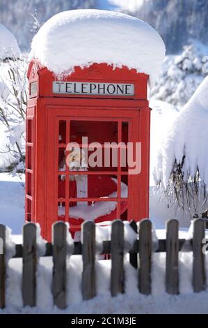 Telefonzelle im Winter Stockfoto