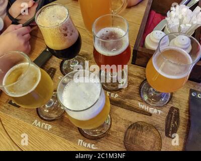 Nischni Nowgorod, Russland, 4. August 2018: Verschiedene Biere auf einem Flug bereit für Verkostung in Gorkovskaya Brauerei Bar Stockfoto