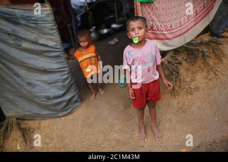 Ein Rohingya-Junge spielt Flöte im Flüchtlingslager Kutupalong, Bangladesch, Dienstag, 03. Oktober 2017. Stockfoto