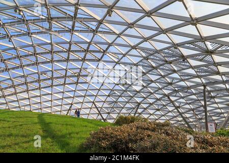 Moskau - 4. September 2018: Unter der Glaskuppel des Amphitheaters im Zaryadye Park in Moskau Stockfoto