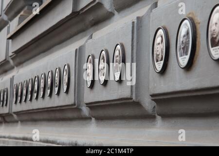 BUDAPEST, UNGARN - 19. JUNI 2014: Fotos von Opfern faschistischer und kommunistischer Regime vor dem Haus des Terrors Stockfoto