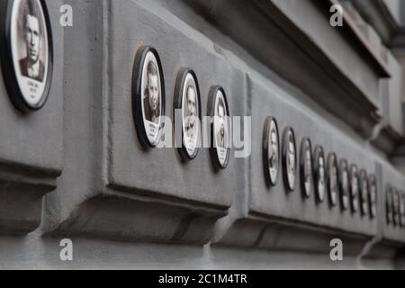 BUDAPEST, UNGARN - 19. JUNI 2014: Fotos von Opfern faschistischer und kommunistischer Regime vor dem Haus des Terrors Stockfoto