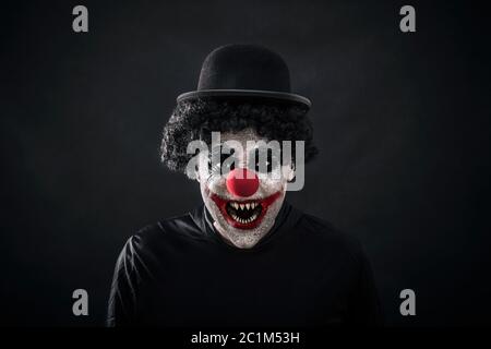 Scary clown seine scharfen spitzen Zähne Stockfoto