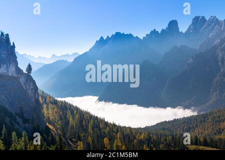 Blick von der Plätzwiese auf Cristallo massiv im Morgennebel, Dolomiten, Südtirol Stockfoto