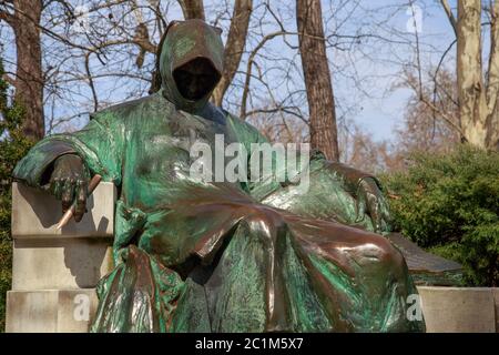 Budapest, Ungarn - 25. März 2018: Statue des Anonymen, Schloss Vajdahunyad in Budapest, Ungarn Stockfoto