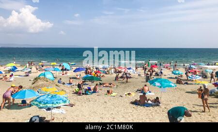 Pomorie, Bulgarien - 08. September 2018: Menschen entspannen am Strand. Stockfoto