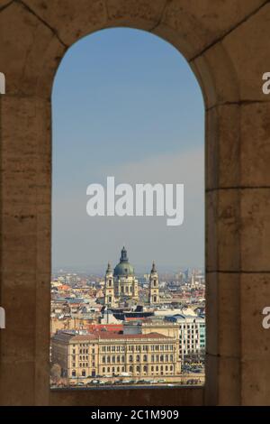 Budapest Luftpanorama viele Dächer von historischen Gebäuden am Ufer des Don mit Docks für Vergnügen Handwerk. Ungarn Budapes Stockfoto