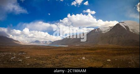 Panoramablick auf die Seen am Barskoon Pass, Fluss und Schlucht und Sarymoynak Pass, Jeti-Oguz, Kirgisistan Stockfoto