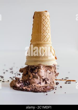 Eiskegel mit Schokoladeneis und Schokoladenstreuseln mit Karamellsirup nach oben Stockfoto