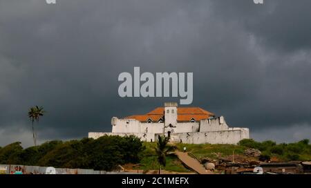 Luftaufnahme zur Festung Coenraadsburg vom Dach des Schlosses Elmina, Ghana Stockfoto