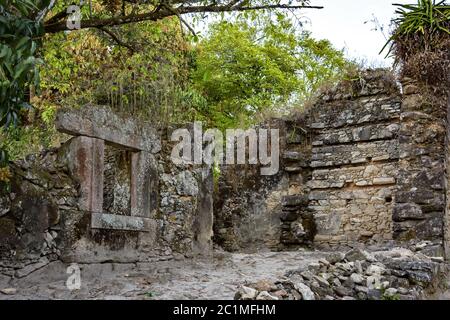 Alte Ruinen des brasilianischen Steinbauernhofs, gebaut von Sklaven in Minas Gerais Stockfoto
