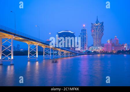 Skyline von Macau bei Nacht in China Stockfoto