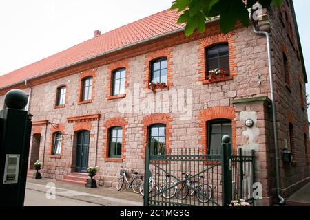 Eingang zum alten Herrschaftshaus und Trockensteinhaus Stockfoto