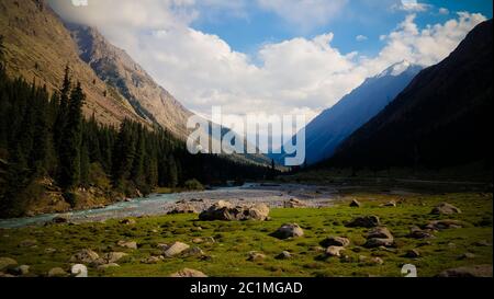 Panoramablick auf Barskoon Pass, Fluss und Schlucht und Sarymoynak Pass, Jeti-Oguz, Kirgisistan Stockfoto