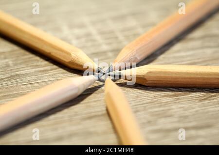 Buntstifte und Bleistifte in Reih und Glied Stockfoto