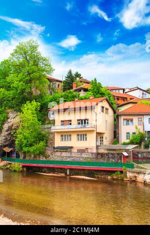 Blick auf die Architektur und den Damm des Flusses Milyacki im historischen Zentrum von Sarajevo, Bosnien und Herzegowina Stockfoto