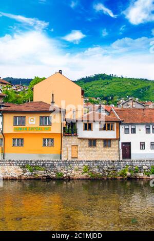 Blick auf die Architektur und den Damm des Flusses Milyacki im historischen Zentrum von Sarajevo, Bosnien und Herzegowina Stockfoto