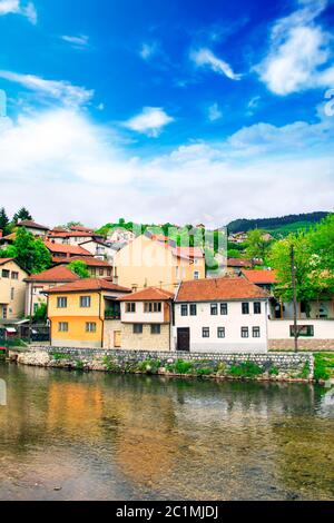 Blick auf die Architektur und den Damm des Flusses Milyacki im historischen Zentrum von Sarajevo, Bosnien und Herzegowina Stockfoto