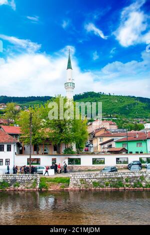 Blick auf die Architektur und den Damm des Flusses Milyacki im historischen Zentrum von Sarajevo, Bosnien und Herzegowina Stockfoto