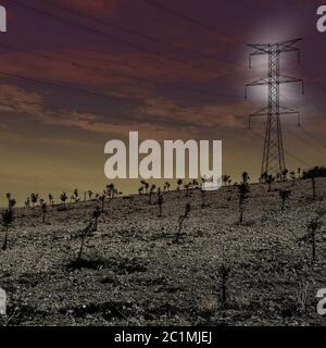 Elektrische Stromleitungen in einem geheimnisvollen Licht Stockfoto