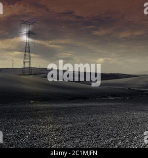 Elektrische Stromleitungen in einem geheimnisvollen Licht Stockfoto