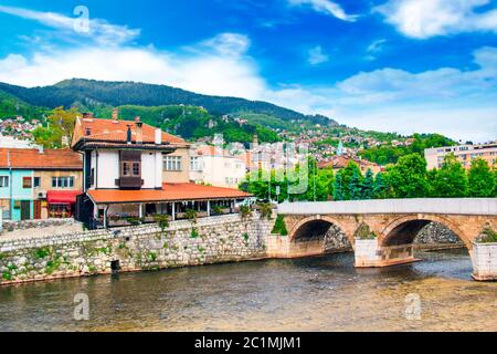 Blick auf die Architektur und den Damm des Flusses Milyacki im historischen Zentrum von Sarajevo, Bosnien und Herzegowina Stockfoto