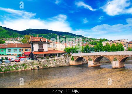 Blick auf die Architektur und den Damm des Flusses Milyacki im historischen Zentrum von Sarajevo, Bosnien und Herzegowina Stockfoto