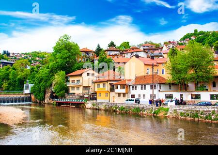 Blick auf die Architektur und den Damm des Flusses Milyacki im historischen Zentrum von Sarajevo, Bosnien und Herzegowina Stockfoto