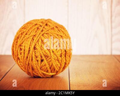 Orange Garn Kugel Stockfoto