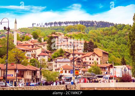 Blick auf die Architektur und den Damm des Flusses Milyacki im historischen Zentrum von Sarajevo, Bosnien und Herzegowina Stockfoto