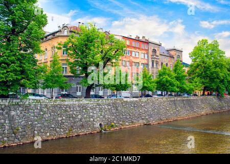 Blick auf die Architektur und den Damm des Flusses Milyacki im historischen Zentrum von Sarajevo, Bosnien und Herzegowina Stockfoto