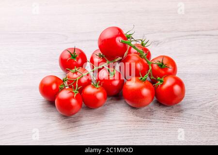 Frische Kirschtomaten auf rustikalen hölzernen Hintergrund Stockfoto