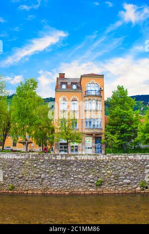 Blick auf die Architektur und den Damm des Flusses Milyacki im historischen Zentrum von Sarajevo, Bosnien und Herzegowina Stockfoto