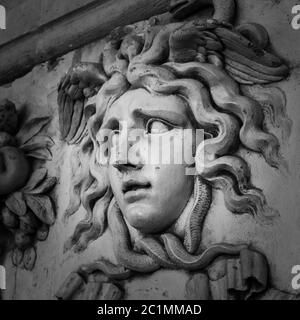 Kopf mit Kranzdetail der antiken Skulptur Stockfoto