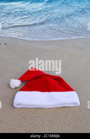 Weihnachtsmann Hut am karibischen Strand. Weihnachten Hintergrund Stockfoto