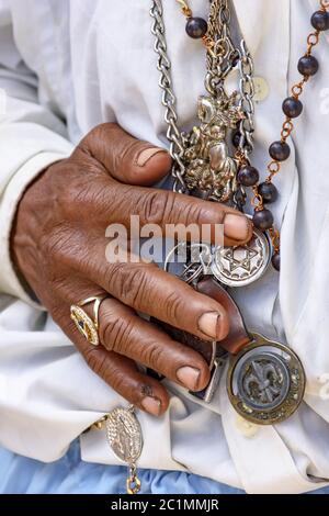 Detail der Hände mit religiösen Symbolen Stockfoto