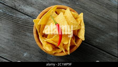 Schüssel mit Mais Chips und Chili Stockfoto