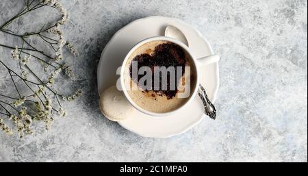 Tasse Kaffee mit Herz aus Schaumstoff Stockfoto