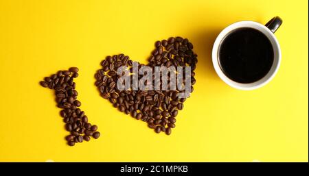 Tasse Kaffee und braune Bohnen Stockfoto